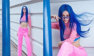 MLee dạo này: Tóc xanh, mắt đỏ, bụng toàn cơ múi, còn vén áo khoe chân ngực lấp ló