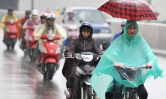 Hà Nội mưa lớn, 9 giờ sáng trời vẫn sầm như chiều đông do ảnh hưởng từ không khí lạnh