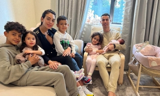 Ronaldo chào đón con thứ 5, là bé gái trong cặp song sinh vừa mất một bé