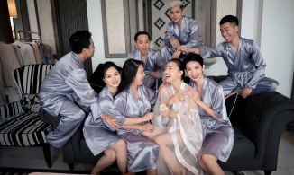 Đám cưới Ngô Thanh Vân - Huy Trần: Cô dâu cười như bắt được vàng bên dàn phụ rể trước giờ G