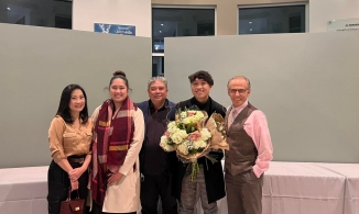 Ông xã NSND Hồng Vân sang Mỹ chăm con riêng của vợ và cháu ngoại mới sinh