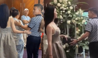 Quang Hải đưa ví cho Chu Thanh Huyền cầm hộ tại đám cưới Hà Đức Chinh