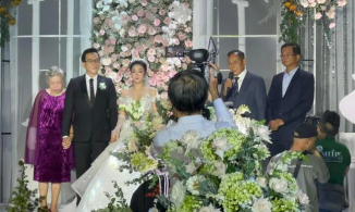 Mẹ ruột vua cá Koi Thắng Ngô cúi gằm mặt khóc ngay tại đám cưới, 1 cánh tay băng bó kín