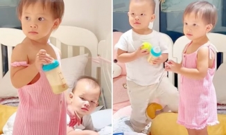 Lisa nhà Hà Hồ mới hơn 1 tuổi đã ra dáng chị cả, thay mẹ đút sữa cho em trai