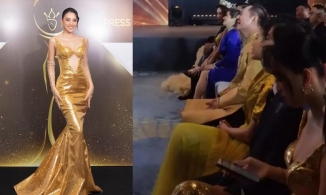 Tiểu Vy ngồi bấm điện thoại lướt tin liên tục khi ngồi ghế VIP sự kiện