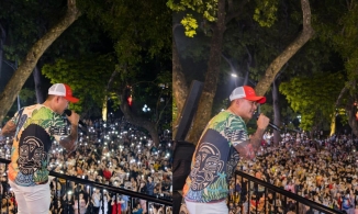 Tuấn Hưng mở show ngay tại ban công nhà mình, hát miễn phí cho người hâm mộ