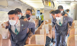 Xúc động hình ảnh cụ ông 70 tuổi cõng cha 90 tuổi lên máy bay