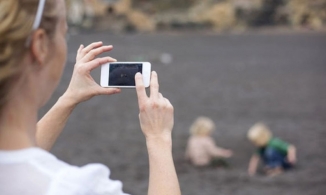 Con cái có quyền yêu cầu xóa ảnh cá nhân bố mẹ tự ý đăng lên mạng