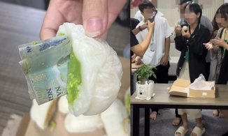 Công ty gây bão mạng vì tặng bánh trung thu 'nhân tiền' cho nhân viên