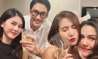 Đình Tú lại đi chơi với Huyền Lizzie và hội bạn thân của Huyền