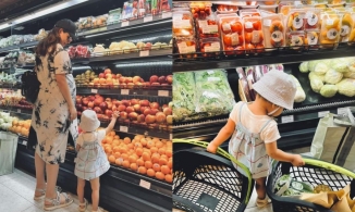 Thiên kim tiểu thư nhà Phanh Lee mới 1 tuổi đã đi chợ, xách đồ cho mẹ