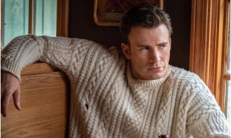 Chiếc áo len Chris Evans mặc trong phim 'Kẻ đâm lén' gây sốt