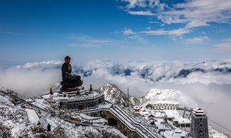 Khung cảnh đẹp tựa trời Âu khi tuyết rơi trên đỉnh Fansipan ngày cận Tết