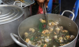 Cách làm gà hầm ngải cứu ngon ngọt mà không bị đắng