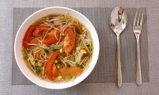 Cách nấu canh giá đỗ cà chua thanh đạm, dù ngày hè hay ngày đông ăn đều hợp 