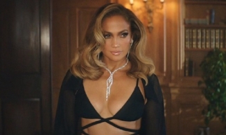 Jennifer Lopez quyến rũ với thiết kế của Công Trí