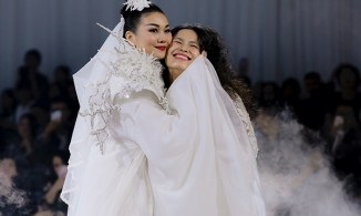 Ngắm Thanh Hằng mặc áo dài diễn catwalk trên nền nhạc 'Trên đỉnh Phù Vân'