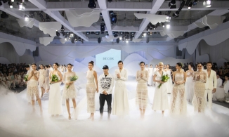 Show váy cưới Decos: Lê Thúy mở màn, Minh Tú tiếp tục “cân” vị trí vedette