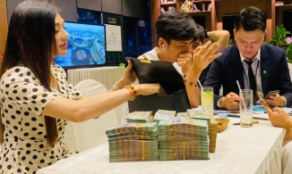 Lâm Khánh Chi mang cả cọc tiền cao như đống gạch đi mua nhà mới 
