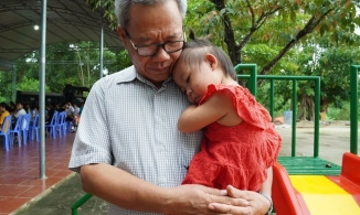 Người đàn ông nhận nuôi 292 đứa con