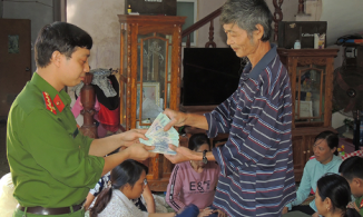 Hà Nam: Công an xã tìm thấy 50 triệu trong áo khoác cũ người dân quyên góp