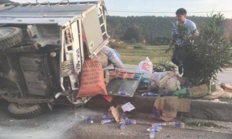 Lại thêm vụ lật xe chở đồ cứu trợ miền Trung tại Nghệ An, tài xế nguy kịch