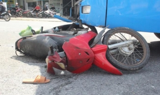 Xe khách lùa 4 xe máy đang chờ xe tang khiến 3 người bị thương