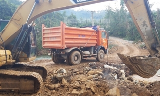 Đã thông được đường bộ vào Rào Trăng 3, huy động máy móc tìm kiếm công nhân