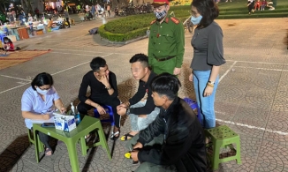 Từ 23/10, lên Bờ Hồ đi bộ hay ra Tạ Hiện uống bia đều phải đeo khẩu trang