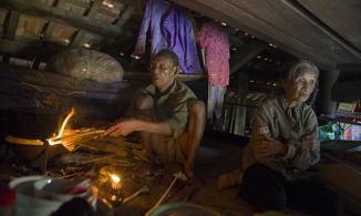 Con rể U60 chèo thuyền đi cứu bố mẹ vợ 85 tuổi giữa đêm mưa lũ ngập nóc nhà