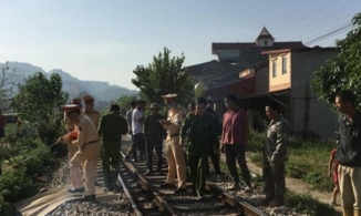 Lạng Sơn: Đứng giữa đường ray nghe điện thoại, người đàn ông bị tàu đâm