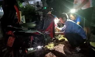 '500 anh em' thợ sửa xe triệu tập ở Hà Tĩnh hồi sinh xe máy cho bà con vù