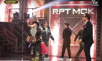 Rap Việt: TLinh bại trận vẫn được anh yêu MCK bế bổng lên hôn giữa sân khấu