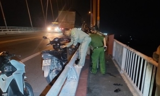 Bến Tre: Thanh niên chào người thân lần cuối rồi chạy xe lên cầu tự tử