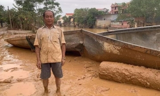 Người lái đò liều mình đi cứu 100 người trong đêm lũ đến khi đò vỡ đôi