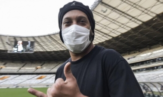 Ronaldinho dương tính với Covid-19, đang cách ly tại Brazil