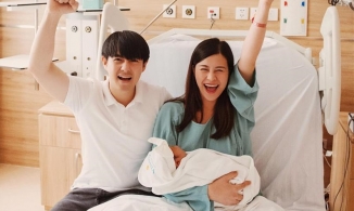 Con gái Đông Nhi - Ông Cao Thắng lộ diện, nhan sắc mẹ bỉm gây chú ý