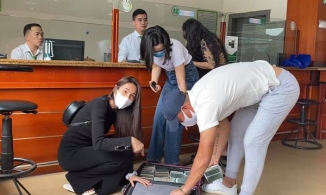 Công Vinh xách theo vali tiền đi hộ tống Thủy Tiên phát cho bà con Hà Tĩnh