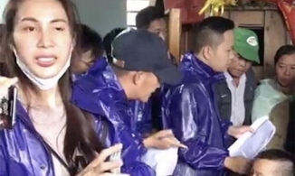 Công Vinh hộ tống vợ đi rút thêm một vali tiền, Thủy Tiên trấn an bà con 