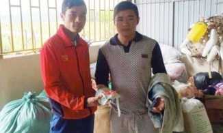 Hà Tĩnh: Nam thanh niên trả lại 2 chỉ vàng tìm được trong gói quà cứu trợ