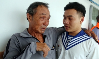 Tàu cá vật lộn suốt 30 giờ trong bão khi quay lại cứu tàu gặp nạn đã về bờ