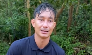 Người đàn ông bật khóc nức nở xin đi nhờ xe tìm vợ con gặp nạn ở Trà Leng