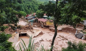 Quảng Ngãi: Lũ quét kinh hoàng, nhiều nhà dân bị cuốn trôi