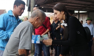 Thủy Tiên cắt trao quà ở Quảng Trị, quay ra Hà Tĩnh tặng 8,5 tỷ đồng