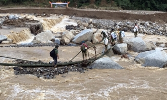 Công an gùi lương thực, đu bám vách đá tiếp cận thành công 