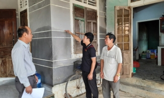 Bị chỉ trích, Thủy Tiên tung ảnh nhà trưởng thôn 'trên mạng và ngoài đời'