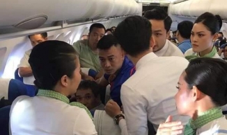 Bị đuổi khỏi máy bay vì trốn lên khoang hạng nhất để livestream 'sống ảo' 