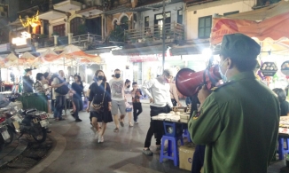 Hà Nội: Cấm vào phố đi bộ nếu không đeo khẩu trang