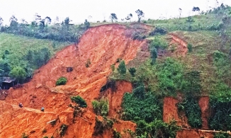 Quảng Trị: Những quả núi vừa sạt lở lại xuất hiện đường nứt nguy hiểm