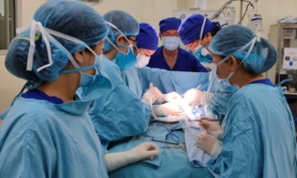 TP.HCM: Bào thai là anh em song sinh ký sinh trong bụng em bé 13 ngày tuổi